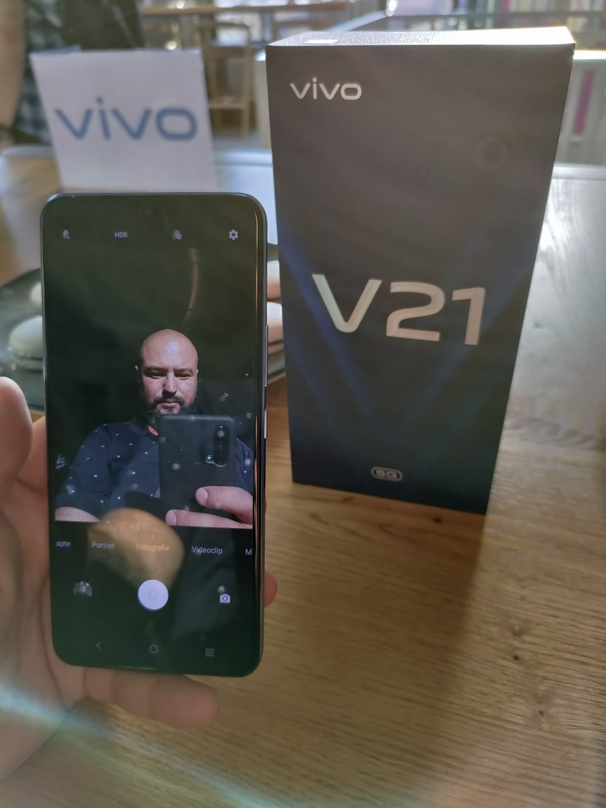 Review vivo V21 5G - smartphone cu accent pe camera selfie