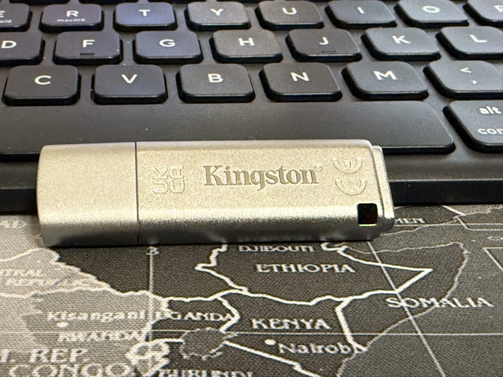 Review Kingston IronKey Locker+50: stick-ul USB cu criptare și back-up ...