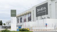 Dacia avertizează: producția de la Mioveni scade, iar plecările continuă