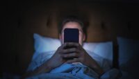 Timpul excesiv petrecut în mediul online este asociat cu stresul și neglijarea activităților importante, arată un nou studiu