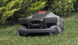 Cum faci să ai gazonul tot timpul tuns la perfecție: Roborock RockMow Z115 review