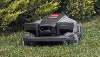 Cum faci să ai gazonul tot timpul tuns la perfecție: Roborock RockMow Z115 review