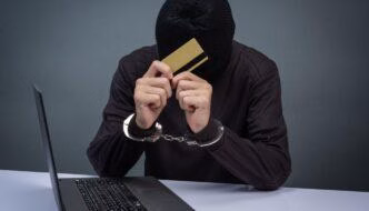 Tot ce trebuie să știi despre: escrocherii online și de ce tot mai mulți oameni sunt păcăliți